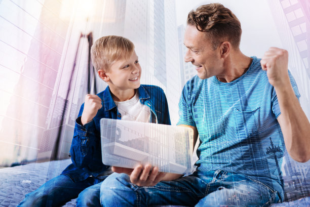 心满意足的男性看着彼此图片下载