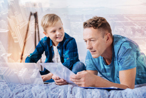 细心的父亲检查完成任务图片下载