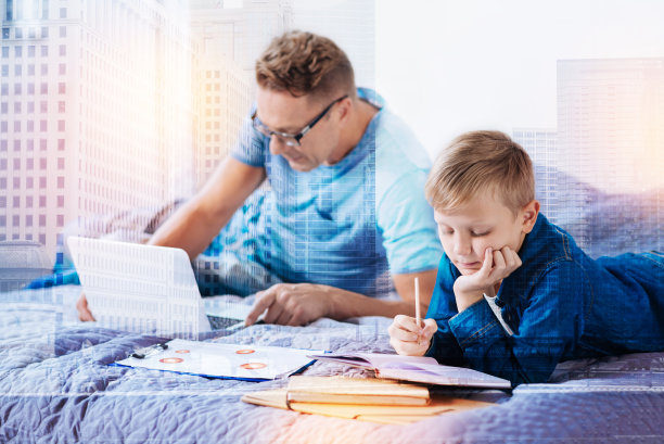 细心的小男人做他的家庭作业图片下载