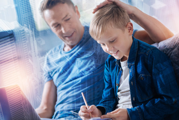 细心的男孩在做通知图片下载