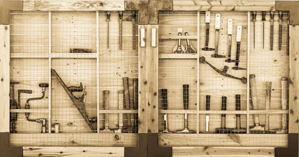 工具挂在车间的墙上图片下载