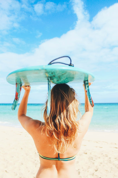 冲浪女孩欣赏海景图片下载