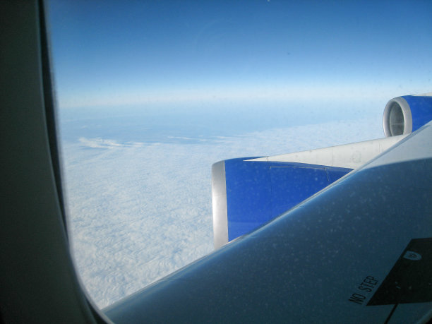 飞机从高空俯瞰俄尔布鲁士山山谷和俄尔布鲁士山北高加索地区冬季的全景图片下载