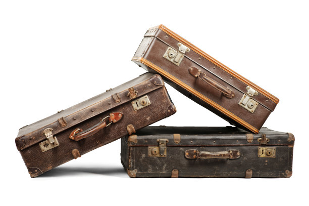 白色背景上孤立的旧行李箱图片下载