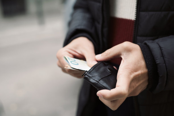 从钱包中放入或取出钱的人图片下载