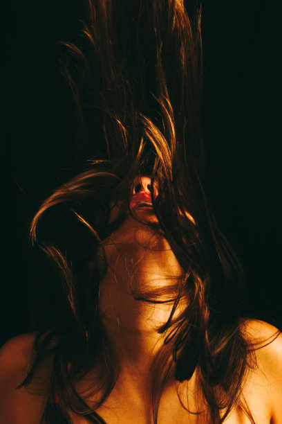 女人甩头发的肖像图片下载