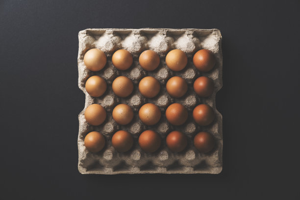 黑色背景上的一盒鸡蛋图片下载