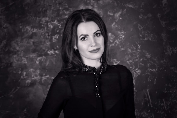 黑白肖像美丽的年轻微笑褐发女人图片下载