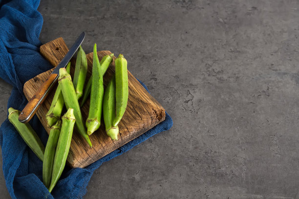 十指夫人或秋葵。黑暗的背景。，文字空间素材图片
