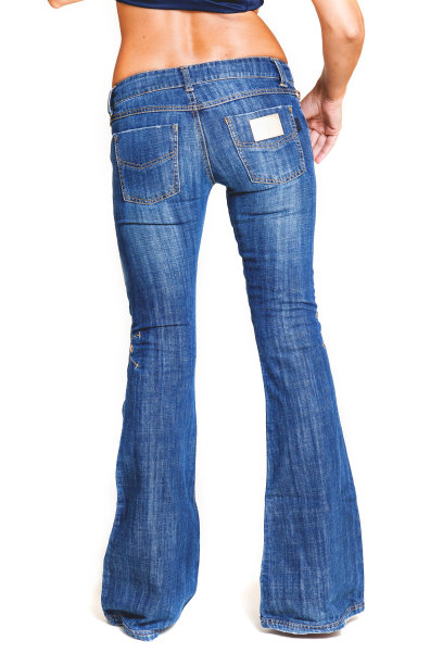 时髦的牛仔裤，在苗条的女人的腿上耀斑图片下载