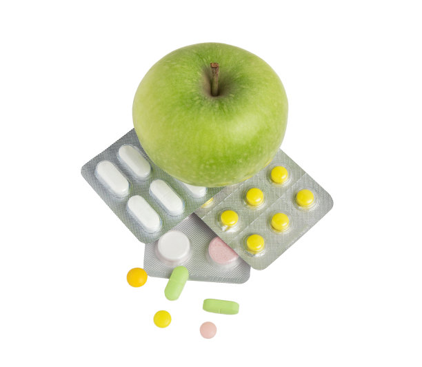 药片，药片和苹果。药丸和药片包装在水泡孤立白色。图片下载