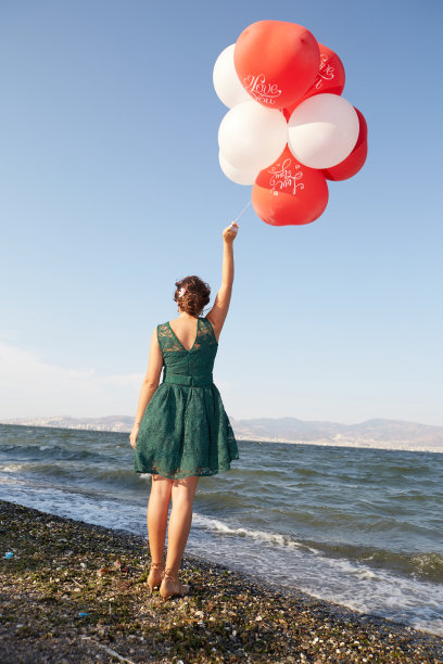 年轻女人拿着气球图片下载