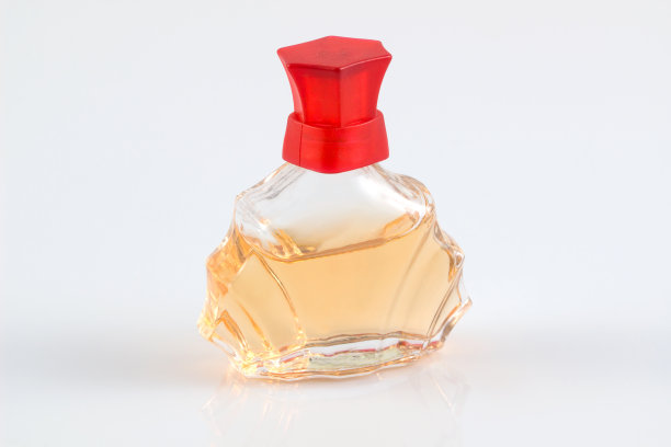 特写，香水瓶在一个白色的背景，与剪切路径。图片下载