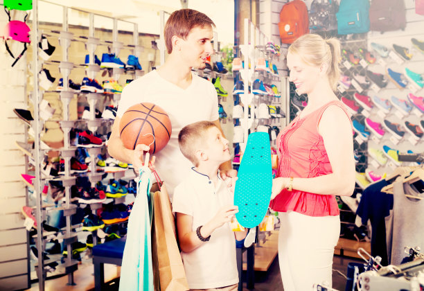 一家三口在商店里挑选滑板图片下载