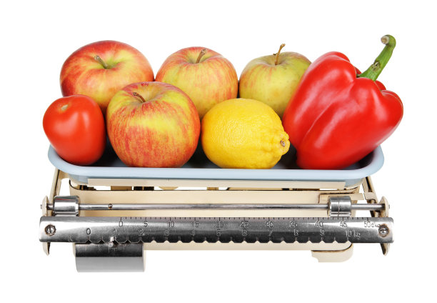 老重量与水果和蔬菜孤立在白色背景图片下载