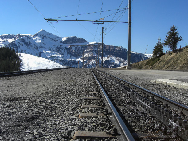铁路进入雪山图片下载