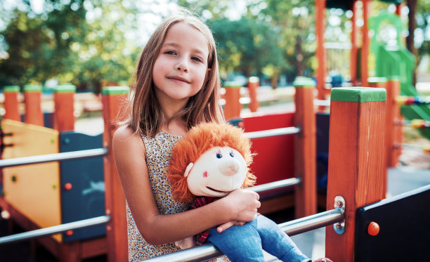 孩子在操场上图片下载