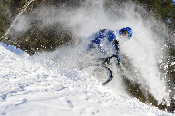 雪地冬季自行车骑行者图片下载