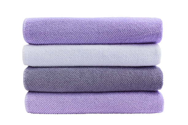 大的紫罗兰色浴巾在堆叠孤立在白色背景图片下载