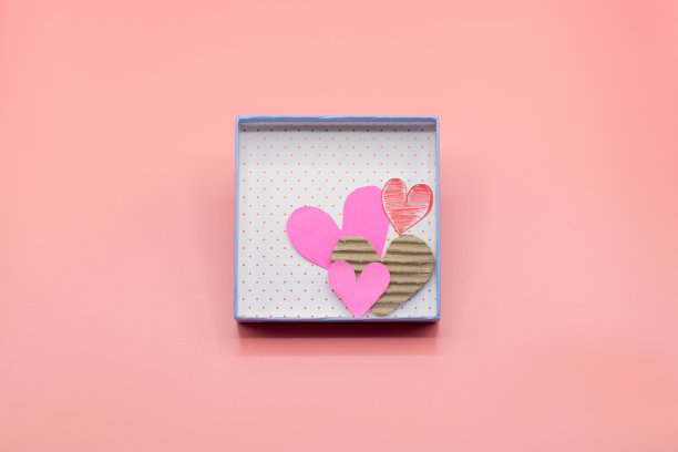 许多纸心在盒子与粉色蜡笔塑料纹理背景。情人节的概念。最小的概念。本空间图片下载