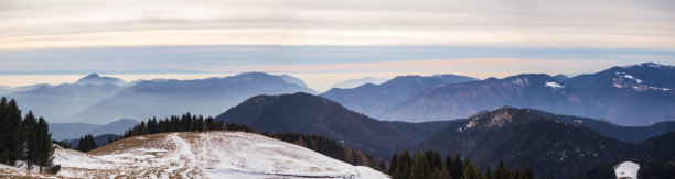 冬季，欧罗比阿尔卑斯山的美景，雾气缭绕，空气潮湿。来自意大利贝加马斯克Prealps的波拉山全景图图片下载