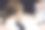 手持钢笔阅读笔记本上文字的年轻女人图片下载