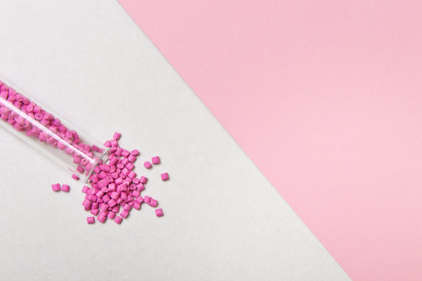 塑料颗粒。工业用颗粒中的塑料原料。颗粒状聚合物的着色剂。图片下载