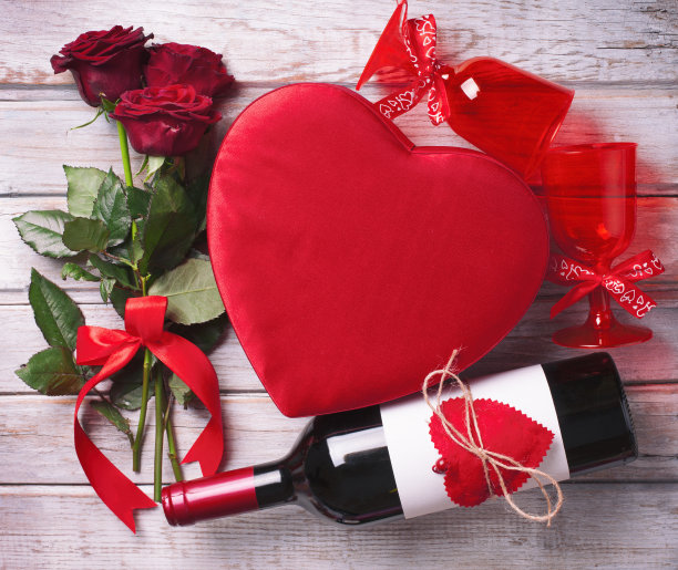 在简陋的木桌上庆祝情人节。图片下载