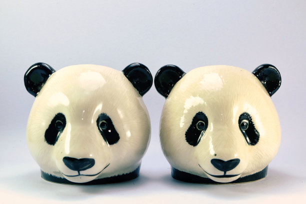 一对熊猫玩偶，孤立在白色背景上。图片下载