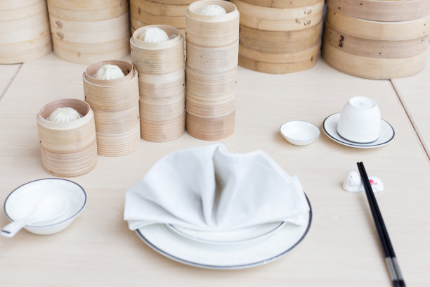 桌上有竹制容器和陶器图片下载