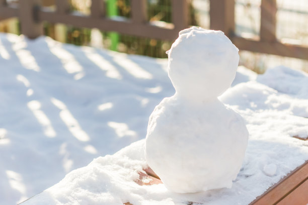 雪人在长凳上，寒冷的冬天图片下载