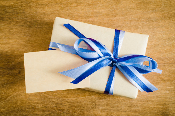 在木质背景上呈现空标签。图片下载