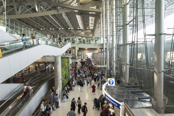 旅客在曼谷机场到达大厅图片下载
