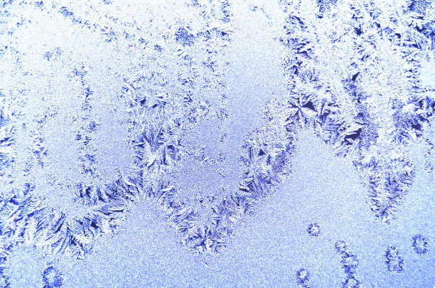 窗户上冰冷的霜冻图案。圣诞节的背景。霜质地。图片下载