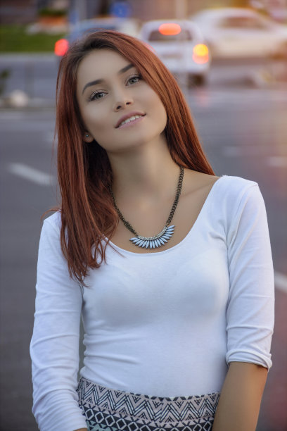 停车场的女人图片下载