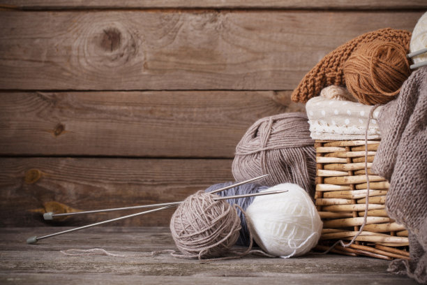 在木质表面上编织和编织针图片下载