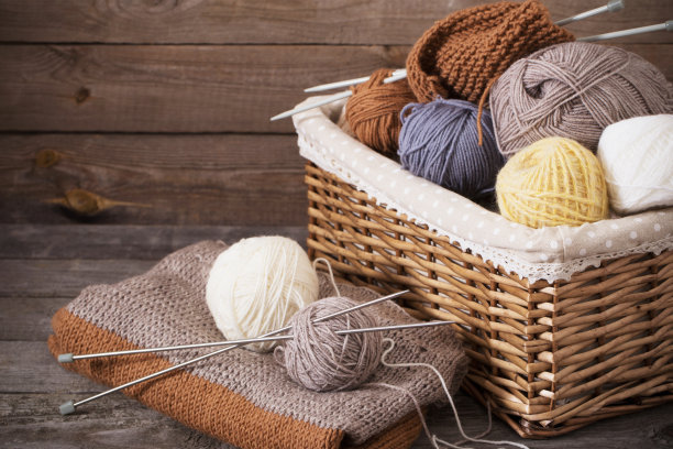 在木质表面上编织和编织针图片下载