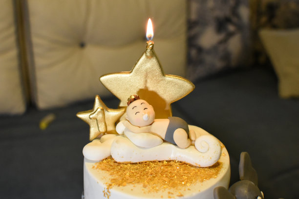 生日蛋糕上的蜡烛图片下载