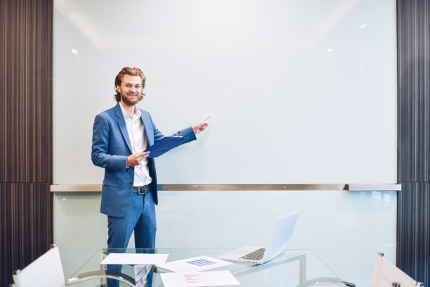 金发商人在空白的玻璃板上展示一个项目图片下载