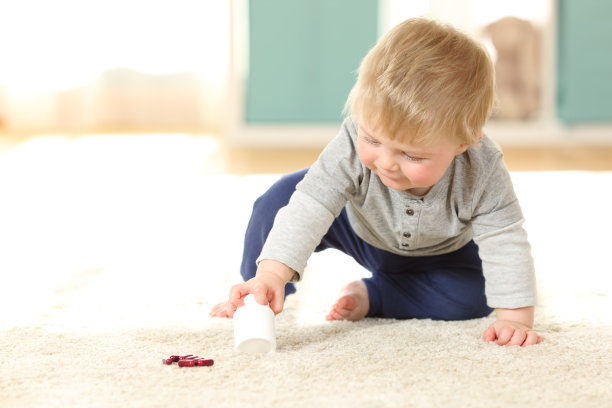 婴儿玩药片有危险图片下载