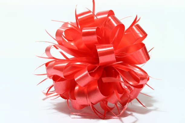 白色背景上的红球新年彩带。图片下载