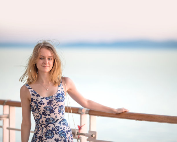 一个十几岁的女孩的夏季肖像拿着扶手有大量的拷贝空间图片下载