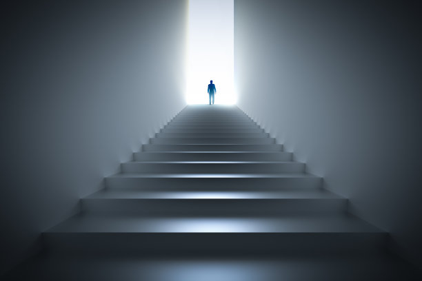 商人爬楼梯走向光明。图片下载
