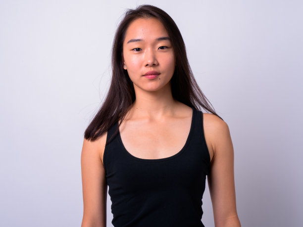 白色背景下美丽的年轻中国女人的肖像图片下载