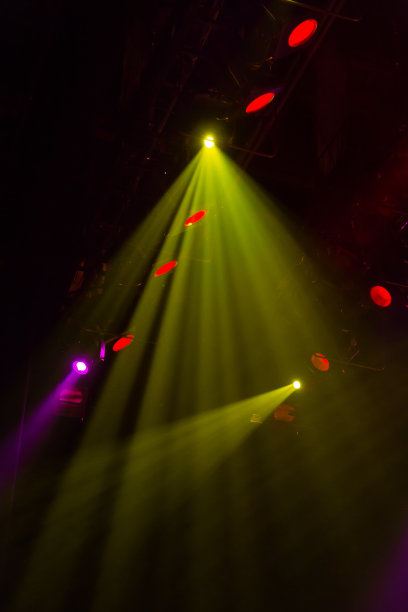 剧场或音乐厅舞台上的照明设备。聚光灯发出的光线。卤素和led灯泡。镜头照明图片下载