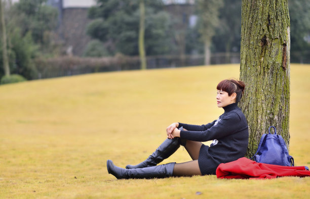 一个女人在户外图片下载