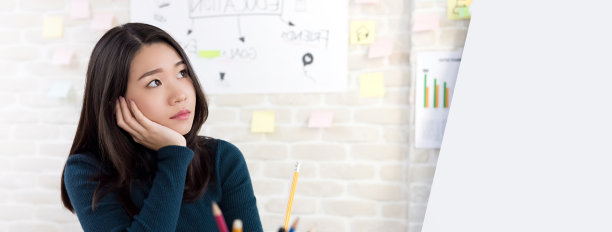 亚洲女大学生手捧脸颊思考，全景式横幅素材图片