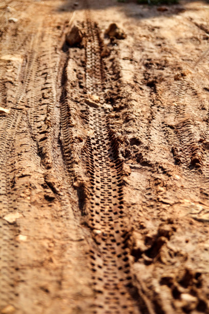 泥泞小路上的自行车轮胎痕迹，车辙背景纹理素材图片下载