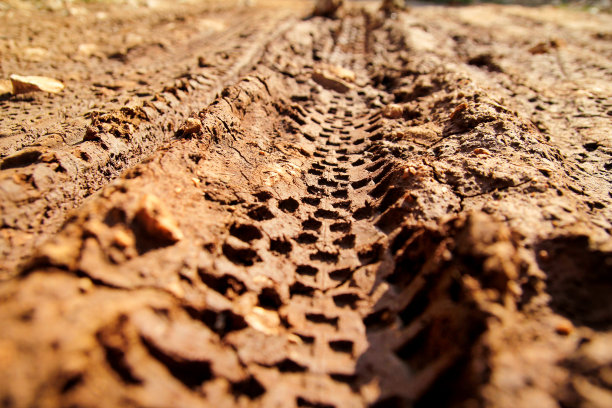 泥泞小路上的自行车轮胎痕迹，车辙背景纹理素材图片下载