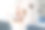 现代科技让她快乐。素材图片
